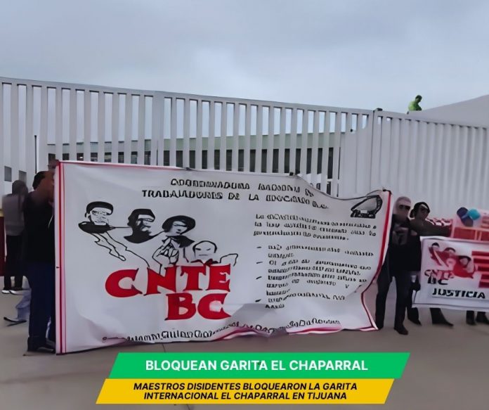 Al coro de “Claudia mentiste” maestros bloquean garita en Tijuana