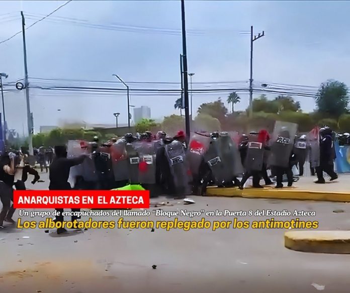 Un grupo de encapuchados lograron llegar hasta la Puerta 8 del Estadio Azteca Bloque Negro irrumpe en protestas, choca con policías cerca del Azteca